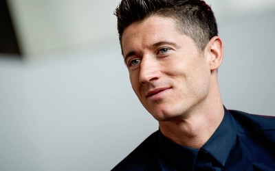 香蕉体育热评-克瓦拉茨赫利亚训练中加练头球